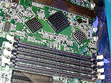 82840 Memory Controller Hub (MCH)と2個の82804AA Memory Repeater Hub for SDRAM (MRH-S)