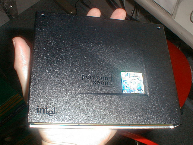 Pentium II Xeon 400MHzが登場！性能も高いが背も高い