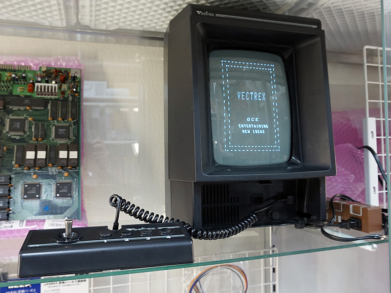 ディスプレイ一体型のレトロゲーム機「Vectrex」が税込5.4万円 （取材