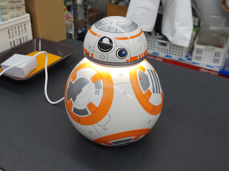 スター・ウォーズ「BB-8」型のデスクライトが販売中、USB動作 （取材中