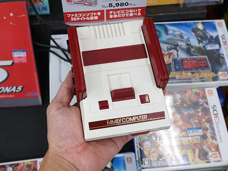 手の平に乗る“ファミコン”のサンプルが店頭展示中、ソフマップ （取材