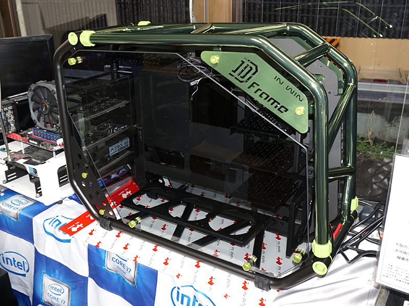 オフロードバイクをモチーフにした高級ケース「D-Frame 2.0」に新色