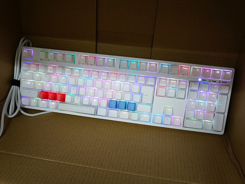 ユニコーンカラー”も再現できる白いキーボードが発売、多彩な発光