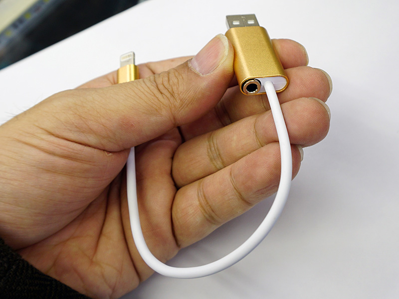 iPhone 7で充電しながらイヤホンが使える安価なアダプタが複数登場