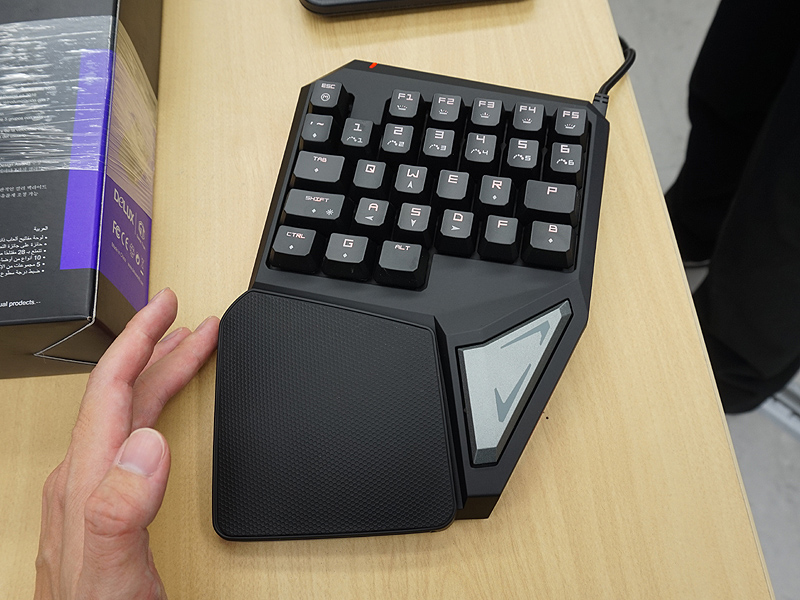 お手頃価格の左手用ゲーミングキーボードが上海問屋から、実売4,999円