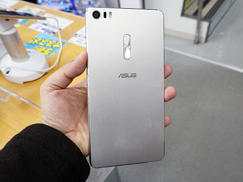 デカすぎるSIMフリースマホ「ZenFone 3 Ultra」の国内版がデビュー 