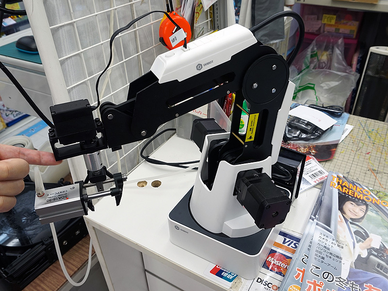 手軽さが売りの学習型ロボットアームがサンコーから登場 （取材中に