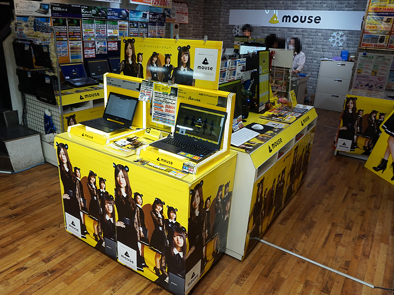 店内が乃木坂46一色に、メンバーの等身大POPが展示スタート （取材中に