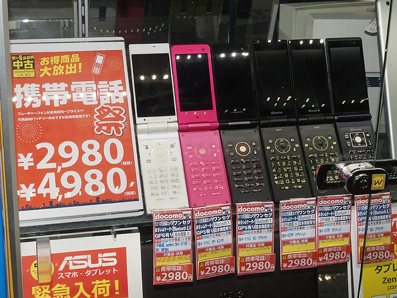 ガラケーが税抜き2,980円！「携帯電話祭」がソフマップで開催中