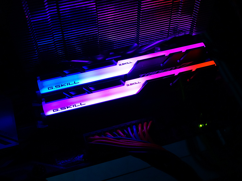 色鮮やかに発光するDDR4メモリ「Trident Z RGB」が発売 - AKIBA