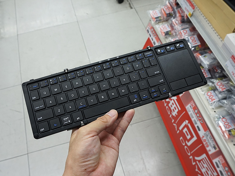 タッチパッド付きの折り畳み式無線キーボードが登場、PC/スマホ両対応