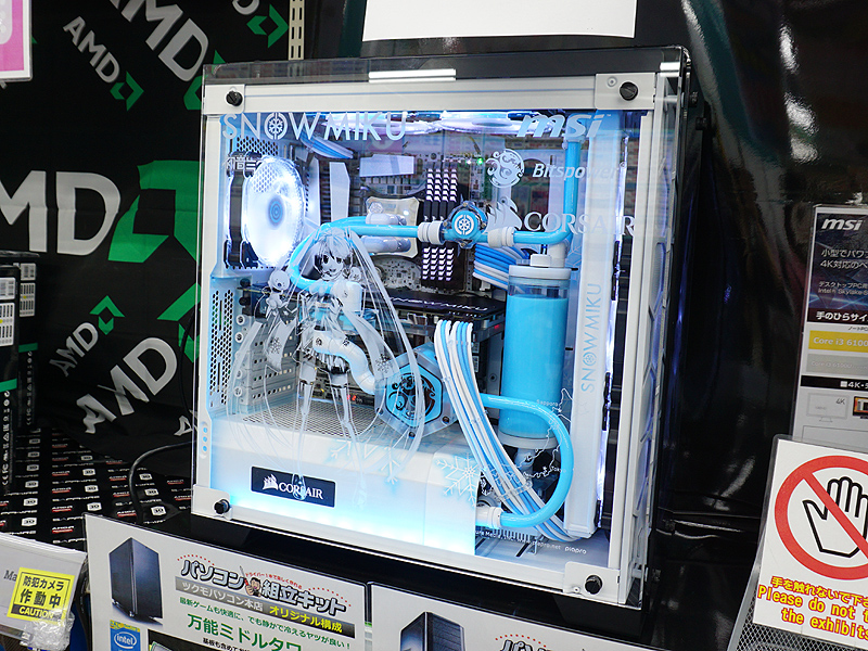初音ミク仕様の水冷PCに“雪ミクバージョン”が登場、ツクモで展示中