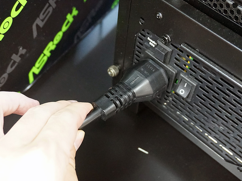 引っ張っても抜けない」電源ケーブルが販売中 - AKIBA PC Hotline!