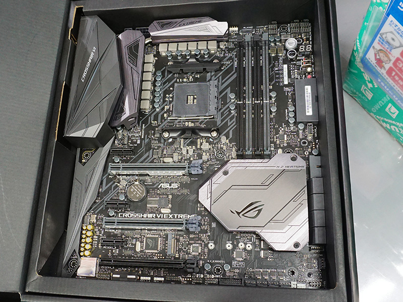 Ryzen 7対応の最上位マザー「ROG CROSSHAIR VI EXTREME」が発売、ASUS