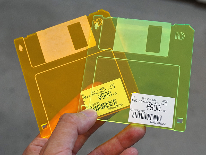 容量は0バイト! フロッピーディスク型の原寸大アクリル板が店頭販売中