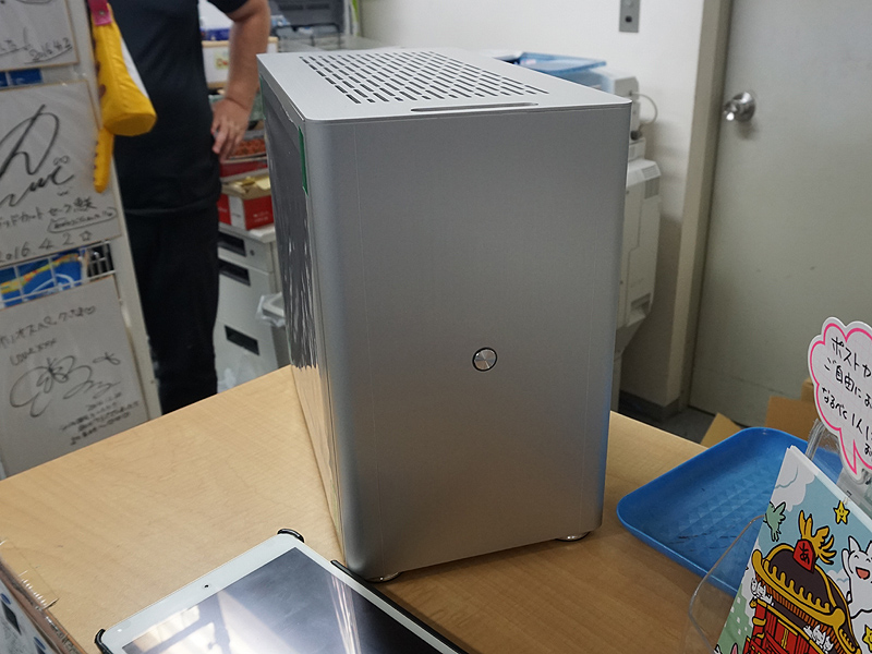 静音横置PC メディア向け内覧会) 上下逆さま&横置き設置にも対応する新感覚