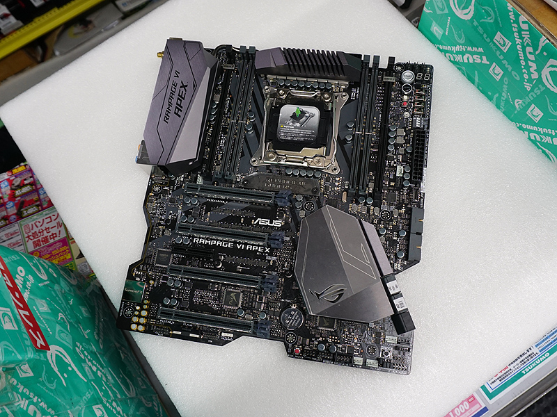 ユニークな「X形」基板を採用、OC特化マザー「ROG RAMPAGE VI APEX」が