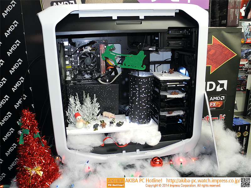 ケース内が雪景色 クリスマス仕様のデコレーションpcが展示中 取材中に見つけた なもの Akiba Pc Hotline