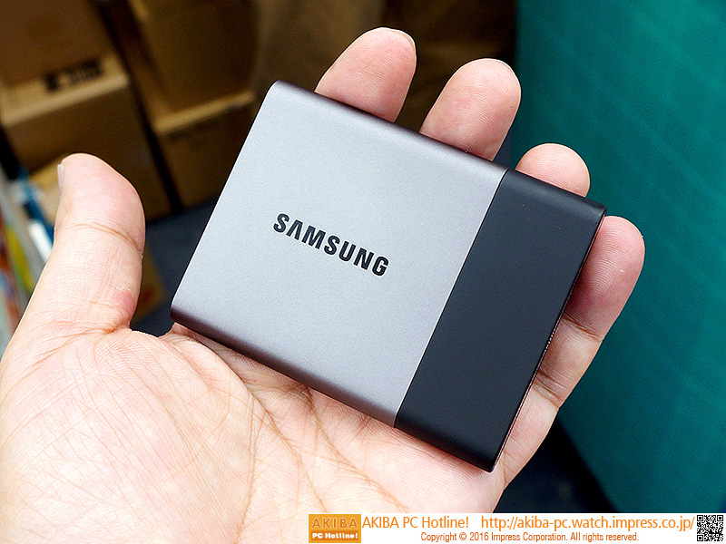 名刺サイズで2TBのポータブルSSDが販売開始、Samsung製 - AKIBA PC