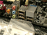 IC7のLANコネクタは樹脂製の板でふさがれている