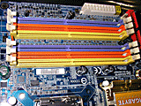 黄色がDDR2 DIMMスロット、橙色/紫がDDR DIMMスロット