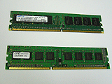 DDR2 DIMM（上）とDDR3 DIMM（下）の比較