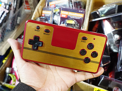 コントローラーっぽい外観のファミコン互換機 Retro Fc Single 価格は1 0円 取材中に見つけた なもの Akiba Pc Hotline