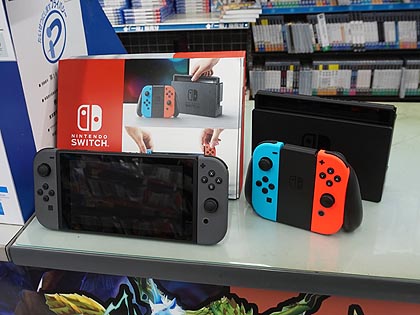 Nintendo Switch のサンプルが展示中 サイズ感などがチェック可能 取材中に見つけた なもの Akiba Pc Hotline