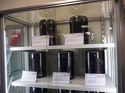円筒形のmac Proがズラリと展示 秋葉館で大量販売中 取材中に見つけた なもの Akiba Pc Hotline