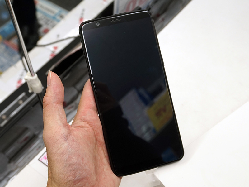 iPhoneユーザー脱糞失禁！驚愕の税込84,800円8GBメモリ搭載の狭額縁スマホ「OnePlus 5T」ｷﾀ━━━━(ﾟ∀ﾟ)━━━━！！ 	 [599951212]YouTube動画>1本 ->画像>9枚 