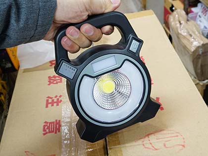 非常時にスマホの充電もできるled作業灯が販売中 実売1 300円 Akiba Pc Hotline