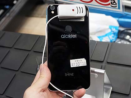 両面ガラス メタルボディの新品5インチスマホが税込12 800円でセール 取材中に見つけた なもの Akiba Pc Hotline