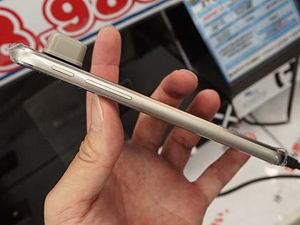 安価だけど高級感のあるsimフリースマホ Shine Lite が税込8 980円でセール しかも未使用品 取材中に見つけた なもの Akiba Pc Hotline