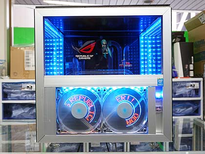 初音ミクがケース内で踊る 立体ホログラムpc が店頭展示中 取材中に見つけた なもの Akiba Pc Hotline 初音ミクがケース内で踊る 立体ホログラムpc が店頭展示中 取材中に見つけた なもの Akiba Pc Hotline