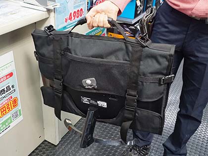 24型液晶や入力機器を持ち運ぶためのroccat製バッグ Tusko が発売 Akiba Pc Hotline