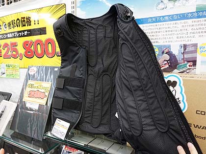 暑い日でもひんやり涼しい 水冷式のクールベストがサンコーから Akiba Pc Hotline