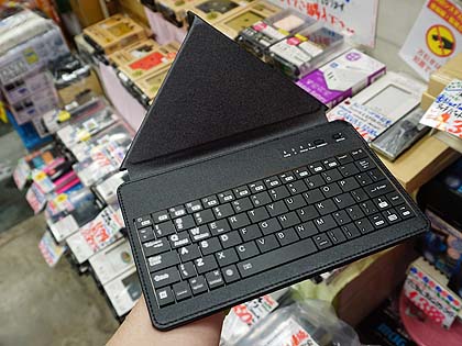 二つ折りでスリムに持ち運べるタブレットスタンド付きbluetoothキーボード Akiba Pc Hotline 二つ折りでスリムに持ち運べるタブレットスタンド付きbluetoothキーボード Akiba Pc Hotline
