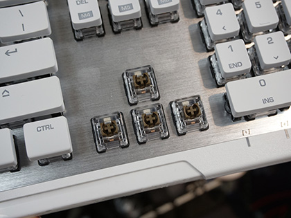 ホワイト筐体が目を引く薄型キーボード Vulcan 122 Aimo が発売 Akiba Pc Hotline