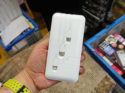 結構便利 ケーブル 3本とスタンドを一体化したモバイルバッテリーが1 300円 Akiba Pc Hotline