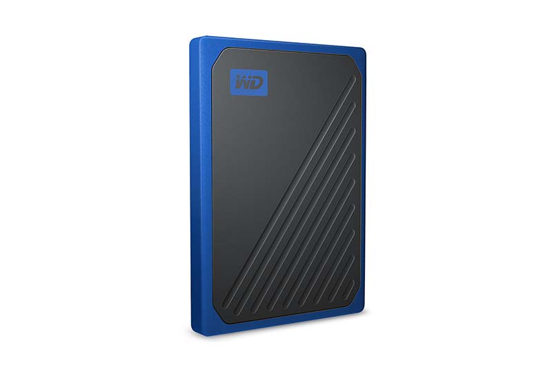 Western Digitalの外付けSSD。一口に“外付けSSD”と言っても、ブランドごとに異なるユーザーターゲットを強く意識した味付けがされている。「My Passport Go」(500GB~2TB)は、手軽に持ち運べるコンパクトサイズと扱いやすさが特徴。「サンディスク エクストリーム プロ ポータブルSSD」(500GB~2TB)は、プロカメラマンの現場で求められる頑丈設計、防滴・防塵仕様。ゲーミング向けブランド“WD_BLACK“の名を冠する「WD_BLACK P50 Game Drive SSD」はコアなゲーマーに向けたパフォーマンス重視の製品だ