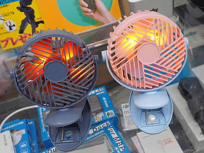 ほんのり光るクリップ式小型扇風機が店頭販売中 内蔵バッテリーで動作 Akiba Pc Hotline