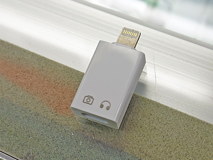 充電にも対応するusb Type C Lightning変換otgアダプタ 実売1 280円 Akiba Pc Hotline