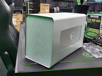 ノートpcにビデオカードを増設できる Razer Core X に新色のシルバー Akiba Pc Hotline