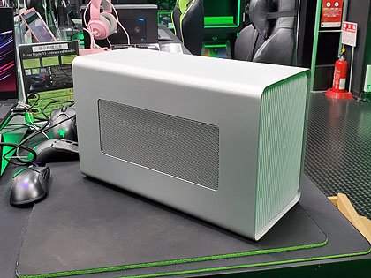 ノートpcにビデオカードを増設できる Razer Core X に新色のシルバー Akiba Pc Hotline