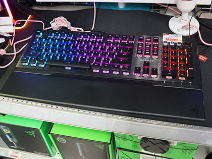 ド派手に光るroccatのフルキーボード Vulcan Pro が発売 1億回の打鍵耐性を実現 Akiba Pc Hotline