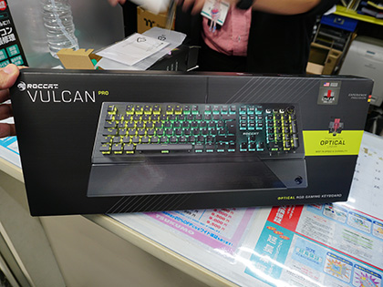 ド派手に光るroccatのフルキーボード Vulcan Pro が発売 1億回の打鍵耐性を実現 Akiba Pc Hotline