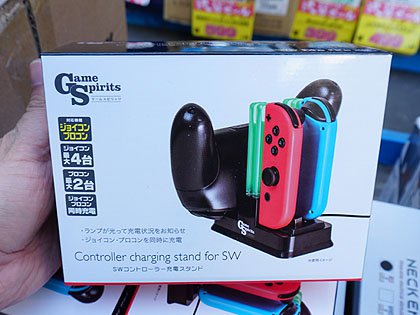 Nintendo Switchのジョイコンを4台まとめて充電できるスタンドが税込1 500円 取材中に見つけた なもの Akiba Pc Hotline