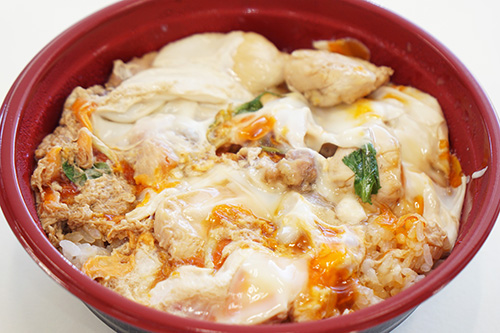 強烈な美味さにビビる親子丼を 鳥つね 自然洞 でテイクアウト 食べて幸せな こだわり の逸品 取材中に見つけた なもの Akiba Pc Hotline