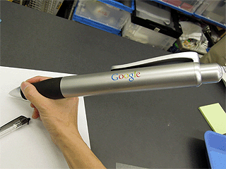 Google印の巨大ボールペン 全長30cmオーバー 取材中に見つけた なもの Akiba Pc Hotline