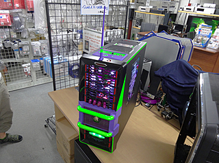 エヴァ仕様 のpcが展示中 ド派手なデコモデル Akiba Pc Hotline